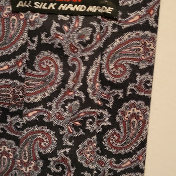 Source Unknown Man's Italian Silk  Paisley Tie - Black, Tan & Red. - Picture 5 of 8